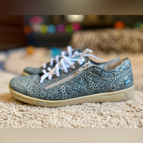 Meet AlKA, the best-selling CLOUD sneaker. - Picture 5 of 9